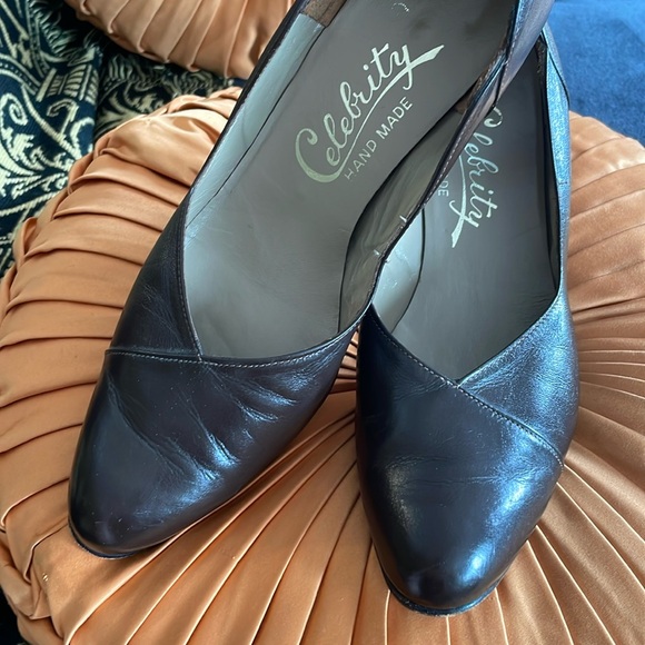 VINTAGE HAND MADE IN CANADA GENUINE BROWN LEATHER PUMPS - Picture 1 of 17